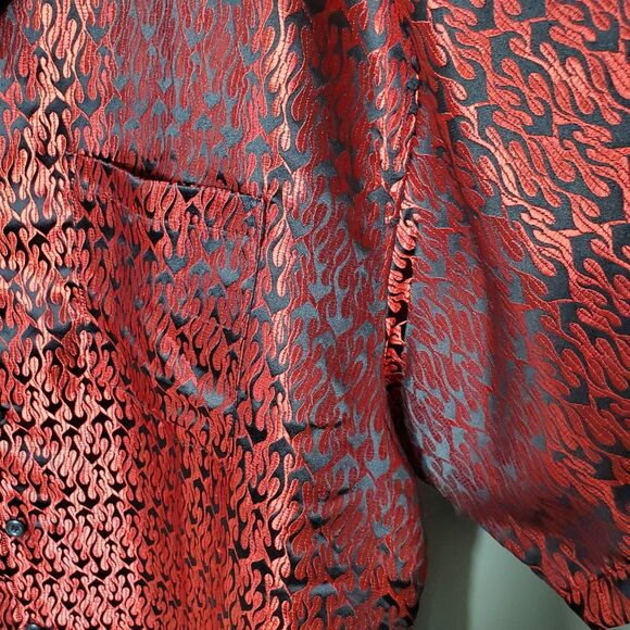 MT:2 Hot Topic Shirt Mens Size XL Metallic Red Black Flames Button Short Sleeve - Picture 6 of 9